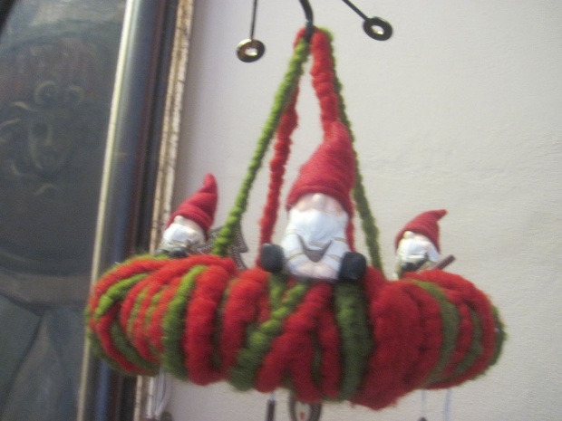 Gnomes on the wreath (not ours).