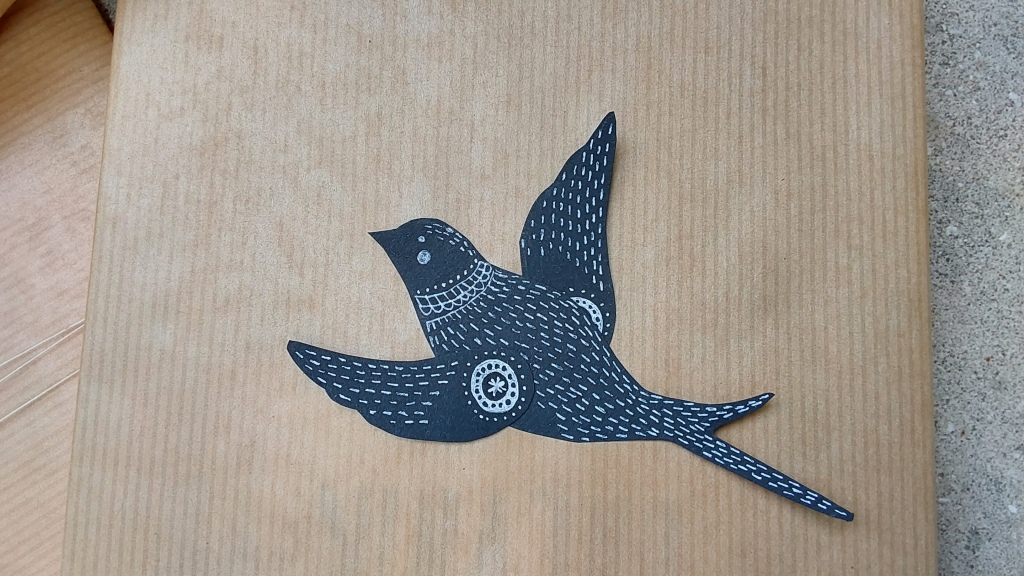 You can add just a small little bird from black paper with some white ornaments and the gift becomes so much more precious - my kiddo always keeps these ornaments.